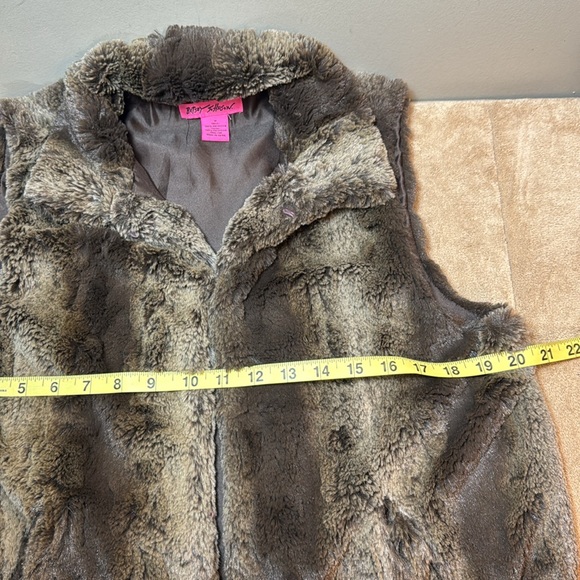 BETSEY JOHNSON faux fur vest - Picture 8 of 8
